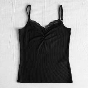 Jättefint svart linne med söta spetsdetaljer från ONLY! 🕷️🖤Storlek M (mjukt stretch) 📏Knappt använt! ✨Köp nu 💌