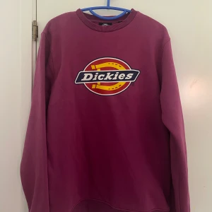 Dickies sweatshirt  - säljer denna rosa dickies sweatshirt för att jag inte använder den något mer, har använt den högst 15 gånger. skicket är bra, inga skador på tröjan. storlek L. plus frakt.