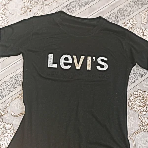 Levis tee shirt  - En fin levis tee shirt köpt i utom lands säljer den 100 kr för ja har ingen användning till den