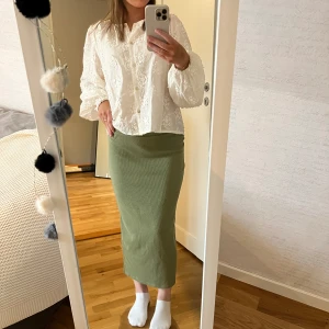 Grön kjol - Jätte gullig grön kjol i storlek S funkar även som storlek M och Xs💗