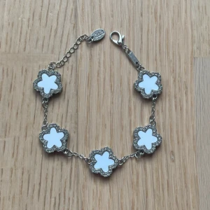 Armband  - Säljer det här gulliga armbandet, aldrig använt 🤍