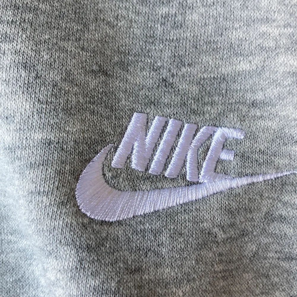 Grå Nike tröja ~|~ skick: 9/10 ~|~ Pris: 100 ~|~ skriv vid minsta lilla fundering ~|~. Hoodies.