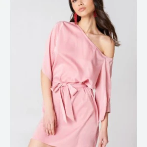 Svart klänning - Svart klänning från Hanna licious x nakd. Nopprig därav priset 