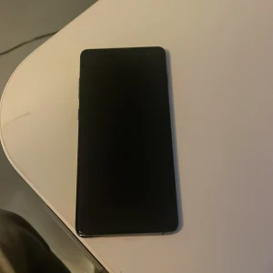 Samsung S10 Max - Hej! Säljer min välfungerande samsung S 10 plus. Då min farmor köpte en ny telefon till mig i födelsedags present!