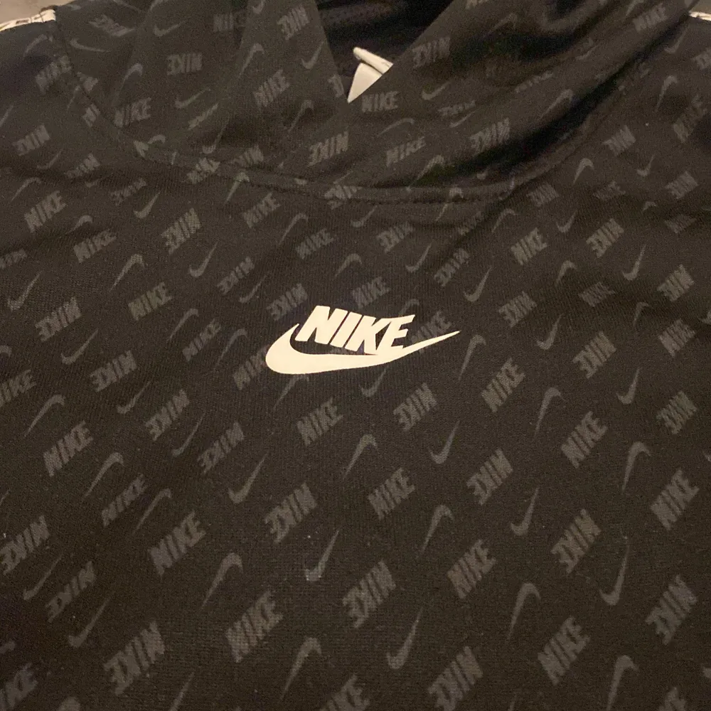 En Svart Nike hoodie som är skön  och håller dig varm!  Storlek: 150-170 cm .Har använd ett dussin gånger då jag fick den för liten. Därför så säljer jag den!🔥 skriv om det finns några frågor 💬 . Hoodies.