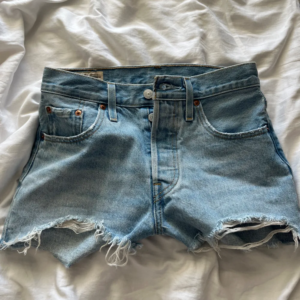 Säljer dessa jeansshorts från Levis. Skulle säga att de är midwaist, kan tyvärr inte visa på då de är för små.  De är storlek W25, skulle säga de passar en 32-34. Shorts.