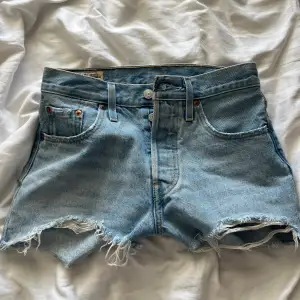 Säljer dessa jeansshorts från Levis. Skulle säga att de är midwaist, kan tyvärr inte visa på då de är för små.  De är storlek W25, skulle säga de passar en 32-34