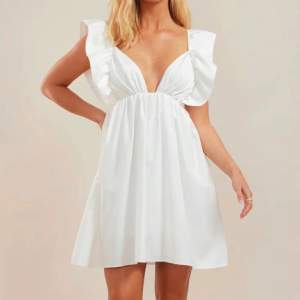 Säljer denna fantastiska klänningen från chiquelle!! köpt av en tjej här på plick & har aldrig används (lappen kvar)💕  Nypris: 799kr