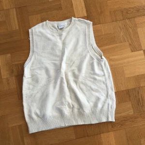 Väst - Väst Storlek: XL, passar herrstorlek S/M Skick: Använd, lite nopprig Färg: Off white Köpare står för frakt