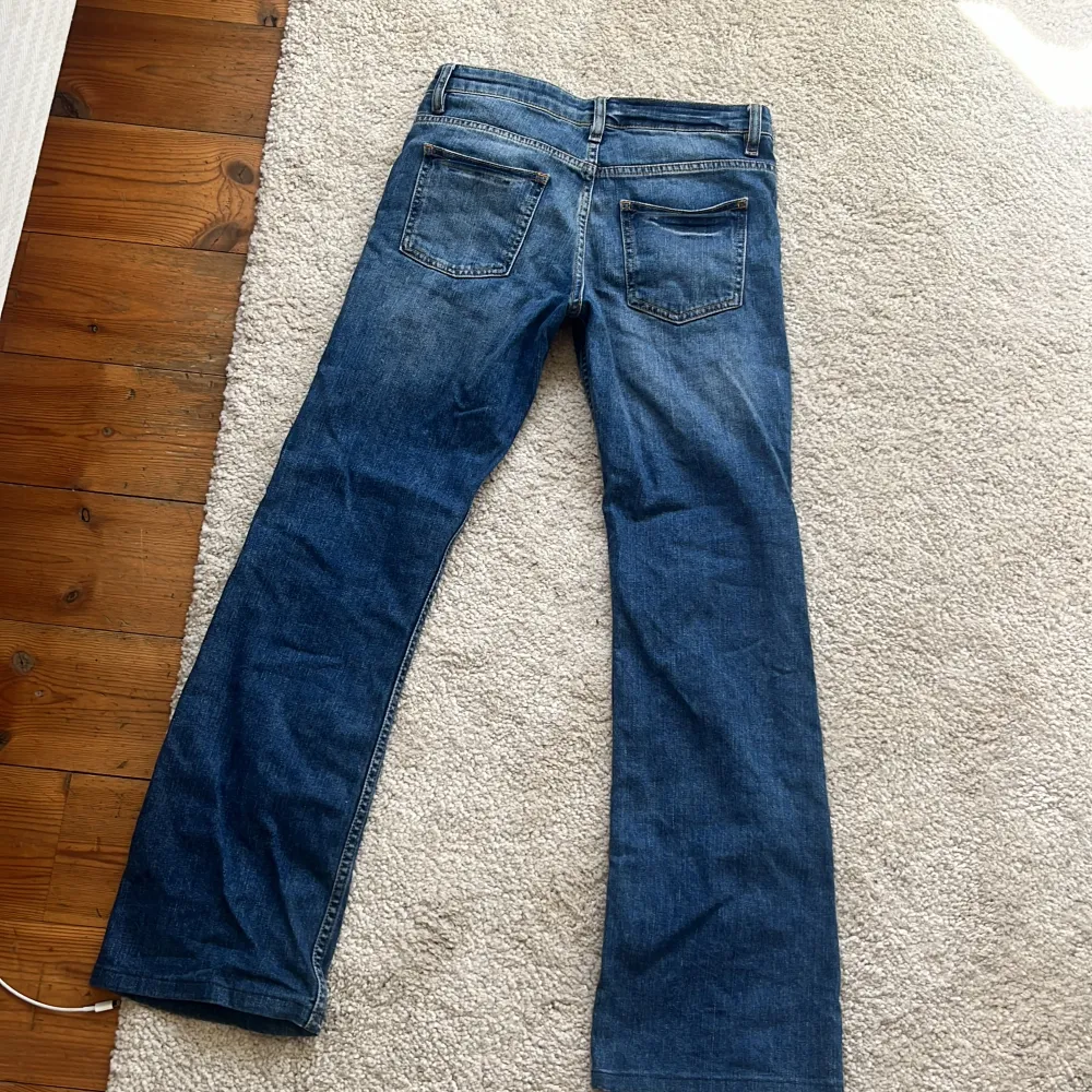 Snygga jeans som tyvärr blivit för små 💕. Jeans & Byxor.