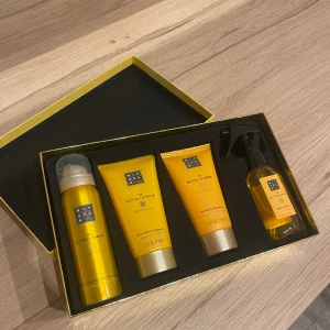 Rituals kit  - Fick detta på min födelsedag för någon månad sedan. Tyvärr är jag väldigt känslig för parfymdoft och kan därför inte använda detta kit. Jag har bara testat hem-parfymen. Inget annat hann användas då jag insåg att den doften inte var något för mig. 