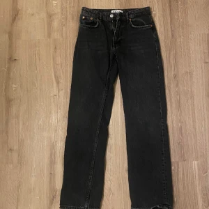 Mid waist straight  - Mid waist straight jeans från zara i storlek 36. Köpte jeansen på plick men passade tyvärr inte mig. Det är i väldigt fint skick och är som nya!