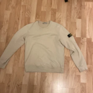 Stone island tröja  - Lägger ut den för att den har blivit för liten för mig, bra skick 9/10 märket är lite sliten men inget man märker,är en S men passar M, är äkta 