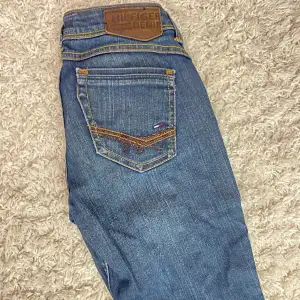 Säljer dessa as balla äkta tommyhilfiger jeans!🩷 Dom är lite bootcut och är low Waist!!
