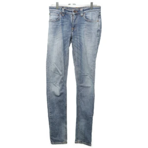 Nudie Jeans - Säljer Feta Nudie Jeans i storlek 28/34 Skick 8/10! Hör av er vid frågor eller funderingar!🙌