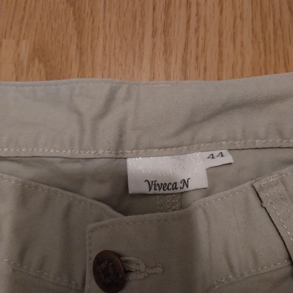 Grå/Beige jeans  Storlek 44 Inte använda alls   Du står för fraktkostnaden 😀. Jeans & Byxor.