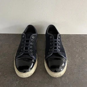 Lanvins  - Lanvins i fint skick lite creasade på cap toe, code 7/10 har haft dom i 4 månader men inte slitna alls. Storlek uk 8 som motsvarar storlek 44, ‼️ Inget og följer med ändast själva skorna ‼️