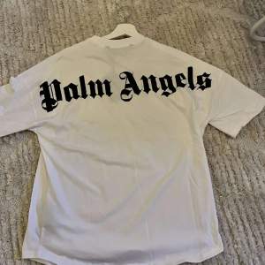 Säljer min vita Palm angels t-shirt i storlek M. Inga fläckar eller skador. Priset kan diskuteras. Tveka inte på att höra av er vid fler frågor. MVH Algot