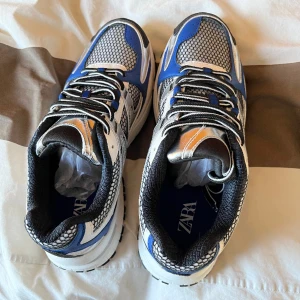 Sneakers från Zara storlek 42 herr  - Helt nya skor från Zara oöpppnade och oanvända (kvitto finns kvar) köpt för cirka 1 månad sen och råkade beställa i fel storlek  