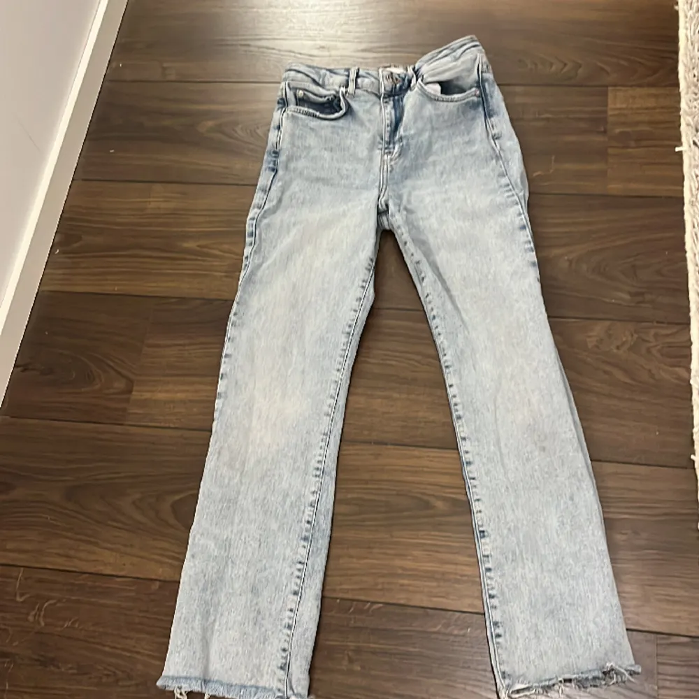 Så fina ljusblåa jeans från Gina Tricot! 😍 Inte använda på länge, bra skick. Läs bio för info. Dem är rak passform med mid/highwaist. ❤️. Jeans & Byxor.