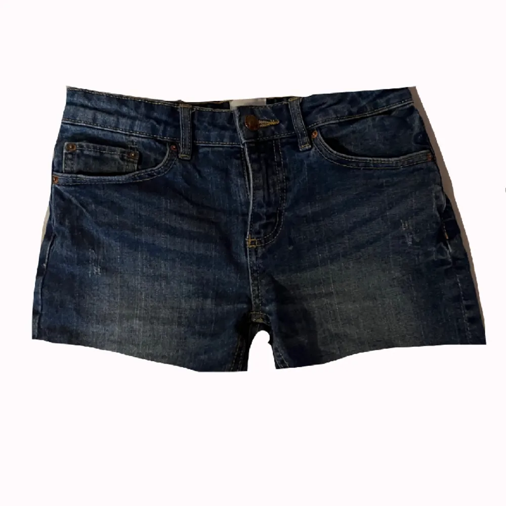 Ett par jeans shorts från lager 157. Dom är klippta själv och sömmarna på fickorna är också gjorda själva💗 midjemått: 34/35 cm rakt över. Dom är lowwaist/midwaist. Shorts.