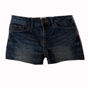 Lågmidjade Jeans shorts - Ett par jeans shorts från lager 157. Dom är klippta själv och sömmarna på fickorna är också gjorda själva💗 midjemått: 34/35 cm rakt över. Dom är lowwaist/midwaist