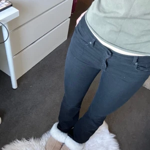 Svarta bootcutjeans från HM - Svarta bootcutjeans från H&M✨Jag skulle jag säga att de är midwaist. Fint skick!
