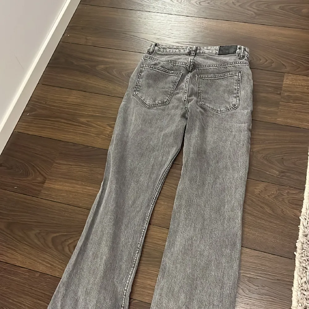 Säljer dessa snygga low/midwaist jeans från Gina Tricot. Läs bio för mer info. Använda lite förut men inte på länge, fint skick! Dom är bootcut/flare. 💖. Jeans & Byxor.