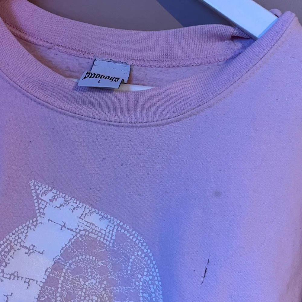 Rare Sad Boys Sweatshirt med Astroboy print strl L.   Tröjan är lite nopprig och har någon fläck + en reva. Se bilder och fråga gärna om fler bilder. . Tröjor & Koftor.