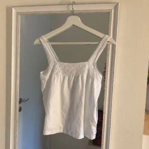 Vit sommartopp - Säljer denna somriga toppen från hm då den inte passar💞 den är jättefin och perfekt till lite varmare väder ☺️