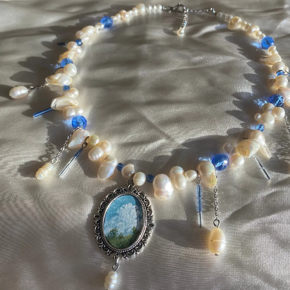 Halsband gjort av glaspärlor och sötvattenspärlor, med en berlock jag målat☁️💙 reglerbar längd 40-45cm Kika in min instagram @flyingladybugz för mer smycken💗🐞. Accessoarer.