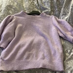 Tröja  - Säljer min super söta stickade tröja från Vero Moda då den aldrig kommer t nån användning!💜Den e i storlek M men sitter som S enligt mig😇sista bilden e inte lånad den e tagen från min tiktok!