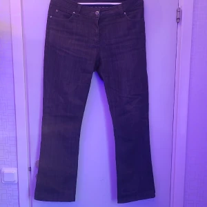 Säljer dessa snygga jeans från hillevi - Säljer nu dessa snygga jeans då jag tycker att dom är för korta för mig.  Strl 40