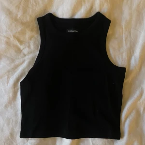 Linne från even&odd - Svart linne, bra skick! Säljer den för 40kr, frakt tillkommer. Vill du se fler bilder hör av dig så skickar jag privat!💖