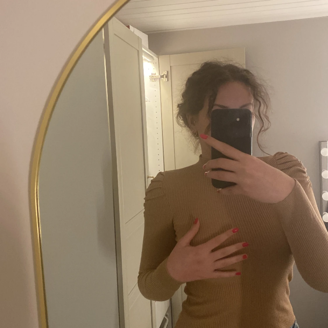 En Beige tröja med en design på axlarna 😍