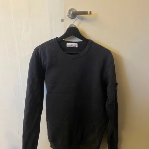Stone island tröja  - Hej, jag säljer min stone island tröja för att jag byter still. Tröjan är väldigt bekväm och klädesmärket är väldigt populärt nuförtiden. Om ni har några frågor eller vill ha fler bilder så får ni gärna hör av er. Prisk kan diskuteras 😁