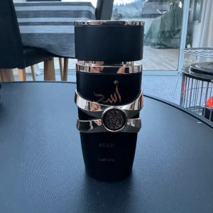 Lattafa Asad 100 ml - Clone på Dior Sauvage Elixir. Skulle tippa på runt 95 ml kvar i flaskan. Originalpris: 329kr