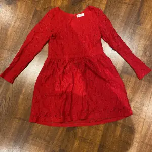 Röd spetsklänning från hm i strl 134/140. 