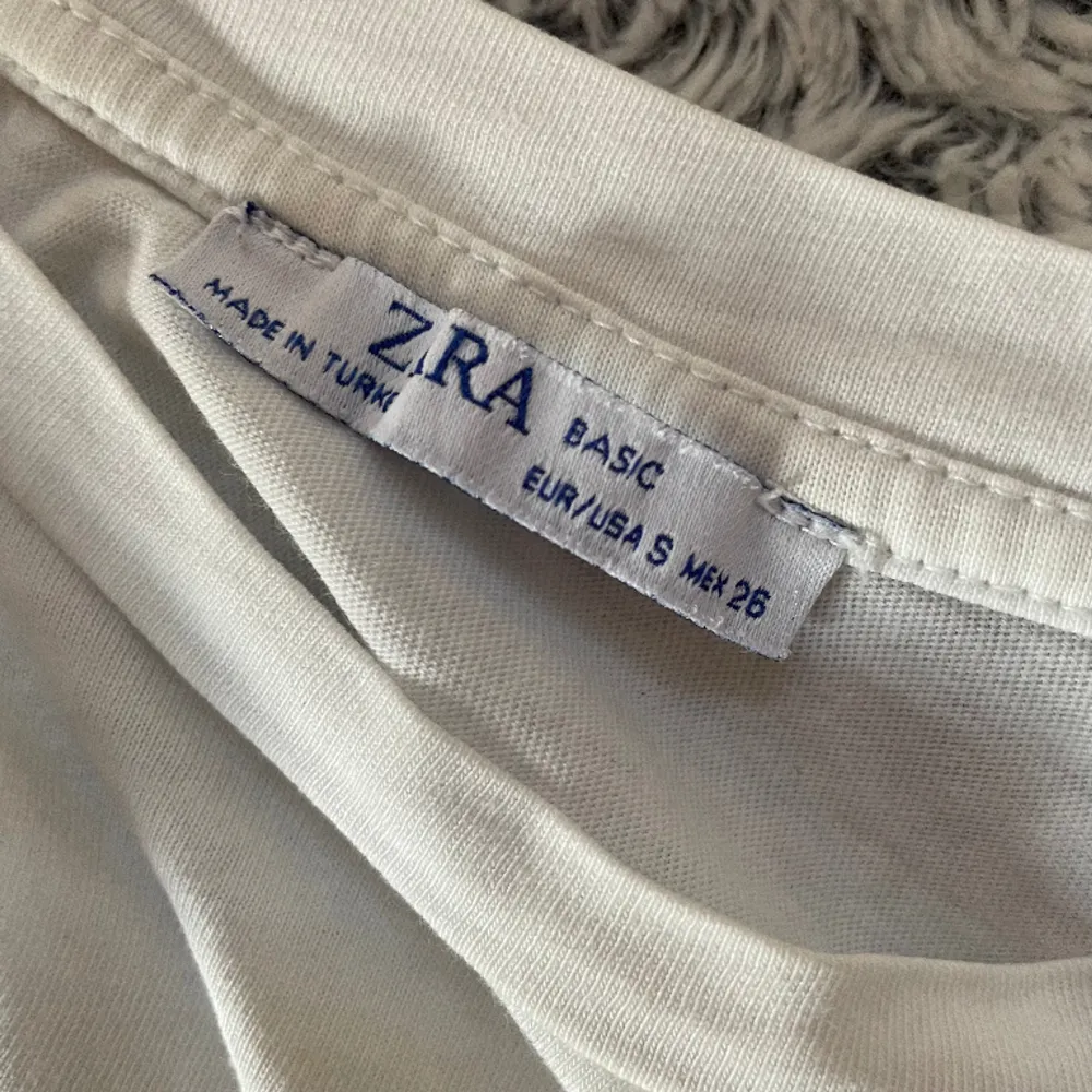 Vit t-shirt med snyggt tryck, vintage från Zara // Strl S💞. T-shirts.
