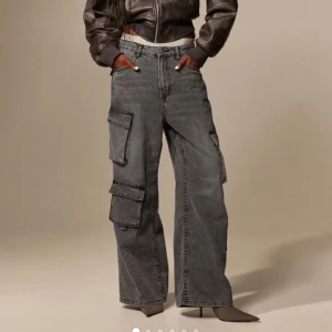 Vida Cargobyxor - Cargobyxa med hög midja och vida ben. Oanvänd med lappar kvar. Använd köp nu. 