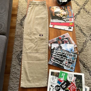 Dickies dubble knee - Näst intill helt nya Dickies i dubble knee modellen, storleken på dess byxor är 33 /L34 och dem har inga defekter som sagt var nästan nyskick!
