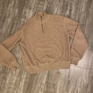 Topshop beige pullover med dragkedja st 36 - Topshop beige pullover med dragkedja st 36 i bra skick.