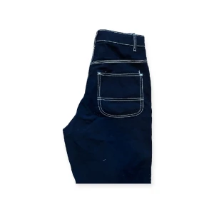 Svarta emo jeans - Svarta jeans/byxor med vita sömmar från h&m. Köpt för två år sedan, använt ett fåtal gånger så väldigt bra kvalitet.