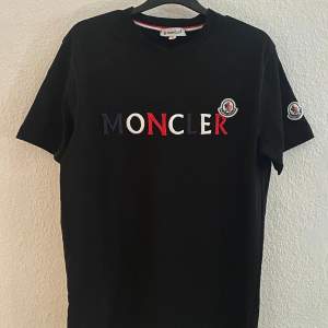 Riktigt fint Moncler t-shirt, som jag köpt på plick för 1499kr, för några veckor sen. Den är i mycket fint skick. Mitt pris är 350kr. Hör av dig vi frågor.