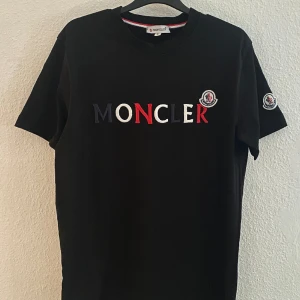 Moncler t-shirt - Riktigt fint Moncler t-shirt, som jag köpt på plick för 1499kr, för några veckor sen. Den är i mycket fint skick. Mitt pris är 350kr. Hör av dig vi frågor.