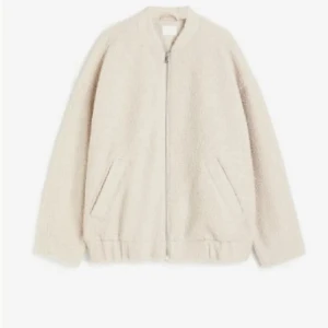 Jacka - Fin teddy bomberjacka från hm. Oanvänd med lappar kvar, nypris 450. Säljer för 200. Passar perfekt nu till våren☺️