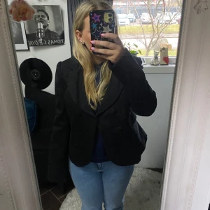 Svart kavaj  - En svart kavaj från hm vet inte riktigt vad storlek är men kan ser ut som en M🩷