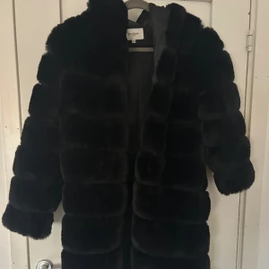 Kappa - Svart ”päls” kappa, vet dock ej vart den är i från. Strl S/M i använt skick. Den kan stängas med knappar men saknar dock en ögla på ett ställe. 💖