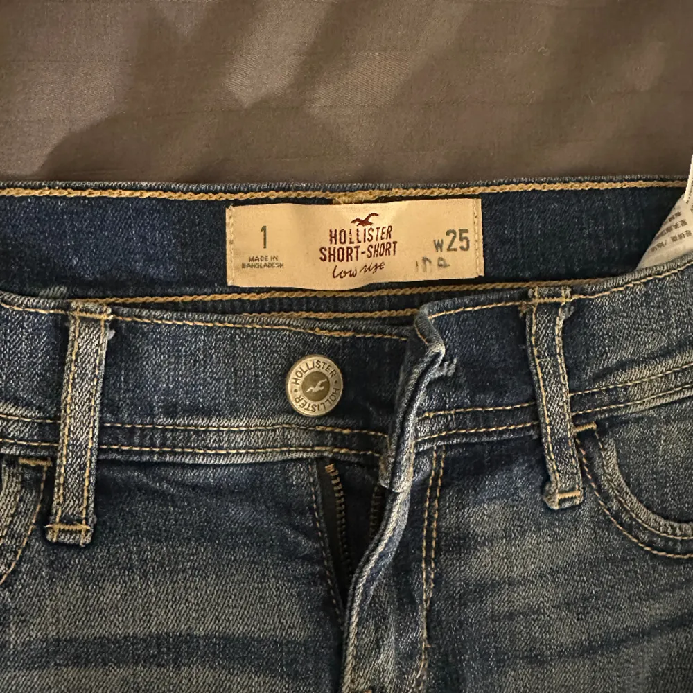 Jeansshorts från hollister 💞 storlek w25. Shorts.