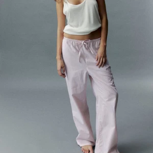 Randig pyjamasbyxa  - Säljer dessa så fina slutsålda pyjamasbyxorna från H&M 🩷 så fin färg och så sköna! Helt nya med lappar kvar.  Stl M men skulle säga de även passar en S. 